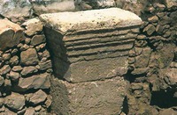 Пилястра с капителью в здании раннерим. периода в Хирбет-Кане