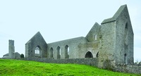 Церковь в Ахадбоу (XIX в.) и руины храма доминиканского мон-ря. XV в.