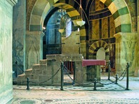 Т. н. трон Карла Великого в кафедальном соборе в Ахене. Кон. VIII — нач. IX в.м