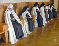 Монахини-кармелитки за общинным богослужением в мон-ре Благовещения в Торганби, Йорк. Фотография. Нач. XXI в.