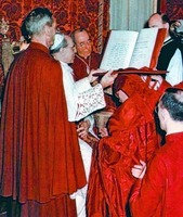 Папа Римский Пий XII возлагает галеро на голову кардинала. Фотография. 1-я пол. ХХ в.
