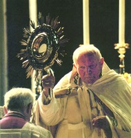 Папа Римский Иоанн Павел II на процессии Тела Христова. Фотография. 2000 г.