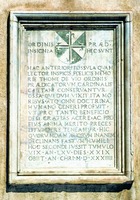 Памятная доска на фасаде ц. Санта-Мария-сопра-Минерва в Риме с обозначением места погребения Фомы Каэтана