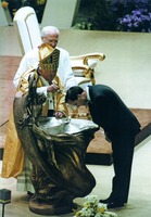 Папа Римский Иоанн Павел II совершает таинство Крещения. Фотография. 2000 г.