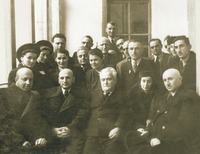 К. С. Кекелидзе с коллегами (1-й ряд, в центре). Фотография. Сер. ХХ в.