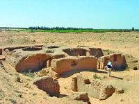 Раскопанные монашеские кельи в Ферме, близ Келлий. Фотография. 2005 г.