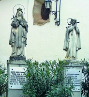 Католич. святые Тереза Авильская и Хуан де ла Крус. Скульптуры у мон-ря Сан-Хосе-дель-Сальвадоро в Беос-де-Сегура (Испания)