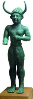 Статуя бога в рогатом шлеме из Энкоми. Бронза. XII в. до Р. Х. (Кипрский археологический музей, Никосия)