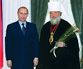 Президент РФ В. В. Путин и председатель ОВЦС МП митр. Смоленский и Калининградский Кирилл после вручения митр. Кириллу ордена \"За заслуги перед Отечеством\" 3-й степени. Москва. 11 апр. 2001 г.