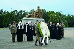 Патриарх Кирилл  у мемориала советским воинам-освободителям и Могилы Неизвестного Солдата в Варшаве. Авг. 2012 г.