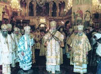 Патриарх Алексий II и патриарх Сербский Павел совершают Божественную литургию в Успенском соборе Московского Кремля. 22 янв. 2002 г.