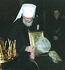 Митр. Кирилл благословляет наместника мон-ря в урочище Ганина Яма (под Екатеринбургом). 23 дек. 2001 г.