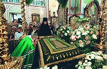 Молитва перед мощами прп. Серафима Саровского.  Дивеево. 2. авг. 2009 г. Фотография В. Н. Корнюшина
