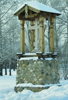 Крест на предполагаемом месте дома прп. Кирилла Новоезерского в Галиче. Фотография. 2012 г.