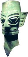 Бронзовая маска из жертвенной ямы в Саньсиндуй (Музей Саньсиндуй, г. Гуанхань)