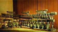 Набор бронзовых колоколов из могилы цзэнского правителя (хоу). Кон. V — 1-я пол. IV в. до Р. Х. (Музей пров. Хубэй в г. Ухань)