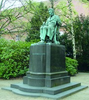 Памятник С. Киркегору в саду Королевской б-ки в Копенгагене. Скульптор Л. Хасселриис. 1918 г.