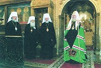 Патриарх Московский и всея Руси Алексий II, митр. Смоленский и Калининградский Кирилл, митр. Киевский и всея Украины Владимир, митр. Санкт-Петербургский и Ладожский Владимир в Успенском соборе Московского Кремля в день открытия Юбилейного Архиерейского Собора РПЦ. 13 авг. 2000 г.
