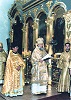 Митр. Кирилл зачитывает указ патриарха Алексия об интронизации еп. Даниила  и возведении его в сан митрополита Токийского и всея Японии. Токио. 14 мая 2000 г.