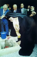 Хризостом I, архиеп. Кипрский, закладывает камень в фундамент мед. учреждения «Святой Покров» 18 окт. 1997 г. Фотография