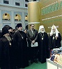 Передача книг для детей Беслана на общецерковной выставек \"Православная Русь\". Москва. 26 янв. 2005 г.
