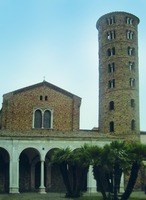 Церковь Сан-Аполлинаре-Нуово (VI в.) и колокольня (IX–Х вв.) в Равенне
