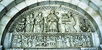 Сщмч. Климент, еп. Римский, с учениками Корнелием, Фебом и аббатом Леонатом. Рельеф зап. портала ц. Сан-Клементе в аббатстве Казаурия, Абруццо, Италия. 2-я пол. XII в.