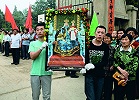 Паломники в с. Дунлюй. Фотография. 2013 г.