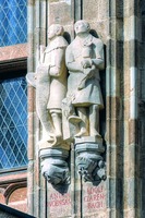 А. Кларенбах (справа). Скульптура вост. фасада башни Кёльнской ратуши. Скульптор Рудольф Вуттке. 2-я пол. XX в.
