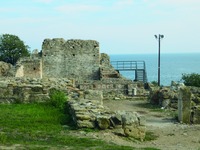 Развалины епископской базилики в византийской крепости Китра. Кон. X в.