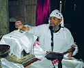 Копт. священник у престола во время совершения литургии