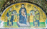 Богоматерь на престоле с предстоящими имп. Константином I и имп. Юстинианом I. Мозаика собора Св. Софии. 2-я пол. Х в.