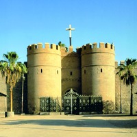 Главные ворота мон-ря Дейр-эль-Мухаррак. Фотография. XXI в.