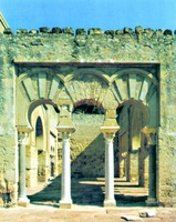 Колонный портик дворца Мадинат аз-Захра близ Кордовы. X в.