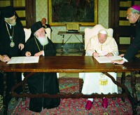 Патриарх Варфоломей и папа Римский Иоанн Павел II подписывают совместное заявление в Ватикане в связи с 40-летием встречи патриарха Афинагора и папы Павла VI в Иерусалиме. Фотография. 2004 г.
