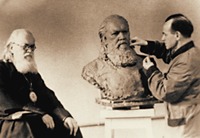 Архиеп. Лука (Войно-Ясенецкий) в мастерской (?) скульптора М. П. Оленина. Фотография. 1946 г.