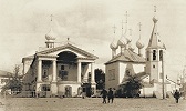 Церкви во имя вмч. Георгия Победоносца (слева) и в честь Воскресения Христова (справа) на Воскресенской площади. Фотография. 1906 г.