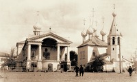 Церкви во имя вмч. Георгия Победоносца (слева) и в честь Воскресения Христова (справа) на Воскресенской площади. Фотография. 1906 г.