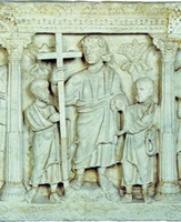 Иисус Христос с апостолами Петром и Павлом. Рельеф саркофага со сценами Страстей. Кон. IV в. (Музеи Ватикана)