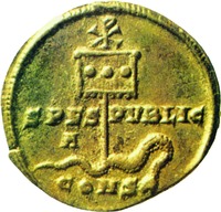 Лабарум, пронзающий древком змея. Реверс монеты имп. Константина Великого. После 315 г. (Гос. собрание монет, Мюнхен)