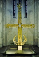 Надглавный крест Димитриевского собора во Владимире. XII в. (ГВСМЗ)