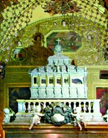 Усыпальница католич. св. Франциска Ксаверия в ц. Бон-Жезуш в Гоа (Индия)