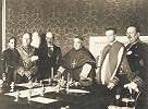 Б. Муссолини, Ф. Пачелли, кард. П. Гаспарини, монсеньор Ф. Б. Дука. Фотография. 7 июня 1929 г.