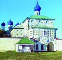 Надвратная Никольская церковь. (1682–1685) и часовня прп. Макария (1866). Фотография С. М. Прокудина-Горского. 1910 г.