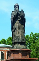 Памятник свт. Макарию (Невскому), апостолу Алтая, г. Бийск. Фотография. 2014 г.