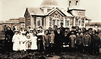 Ученики гижигинской школы перед Спасской ц. Гижигинск. Фотография. Нач. XX в.