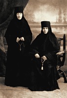 Кликните для увеличения картинки Прмц. Маргарита (Закачурина) (справа) и мон. Евфимия (Калинина), сестры Иваново-Вознесенской Свято-Владимирской обители. Фотография. Нач. ХХ в.