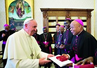 Встреча папы Римского Франциска с епископами Мозамбика в Ватикане. Фотография. 2015 г.
