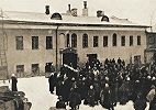 Установка креста на сторообрядческом храме на Лужнецкой улице в Москве. Фотография. 1906 г.