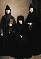 Кликните для увеличения картинки Прмц. Наталия (Бакланова) (в центре) с послушницами московского Новодевичьего мон-ря Анастасией и Дарией Прошкиными. Фотография. 10-е гг. ХХ в.